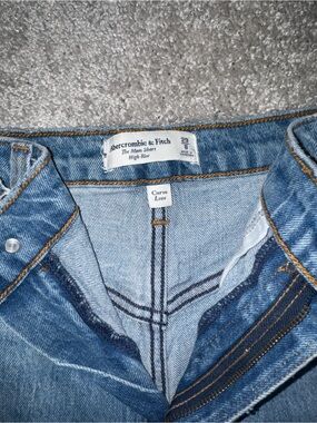 Abercrombie & Fitch High Rise Curve Love Mom Short